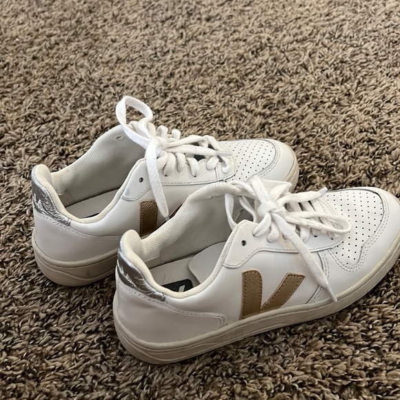 スニーカー VEJA FW23 SNEAKER V-10 (VX0702901_WHTBLK) m_63860fd9308f078376c59796.jpg